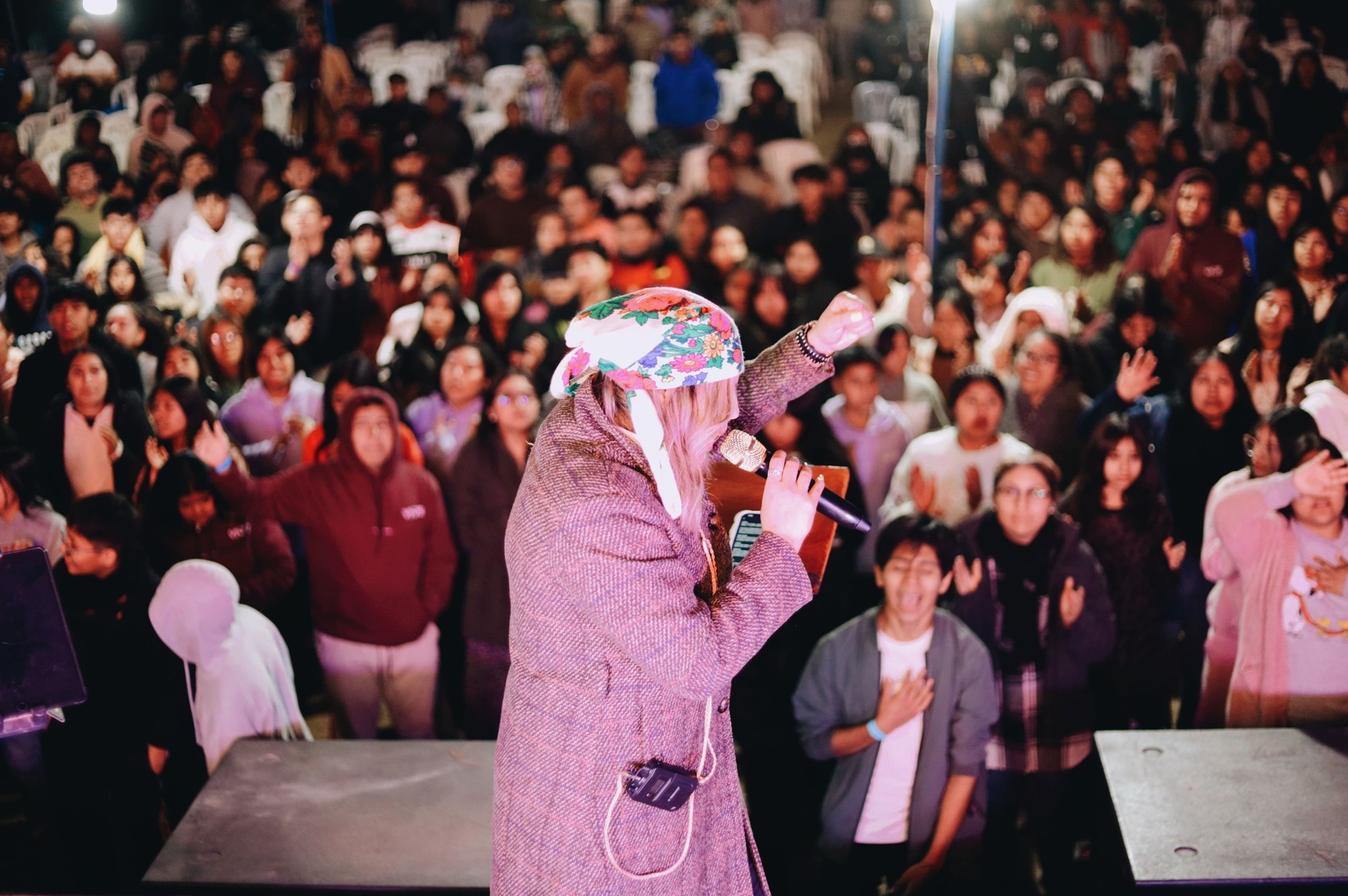 Cantante con la multitud de noche