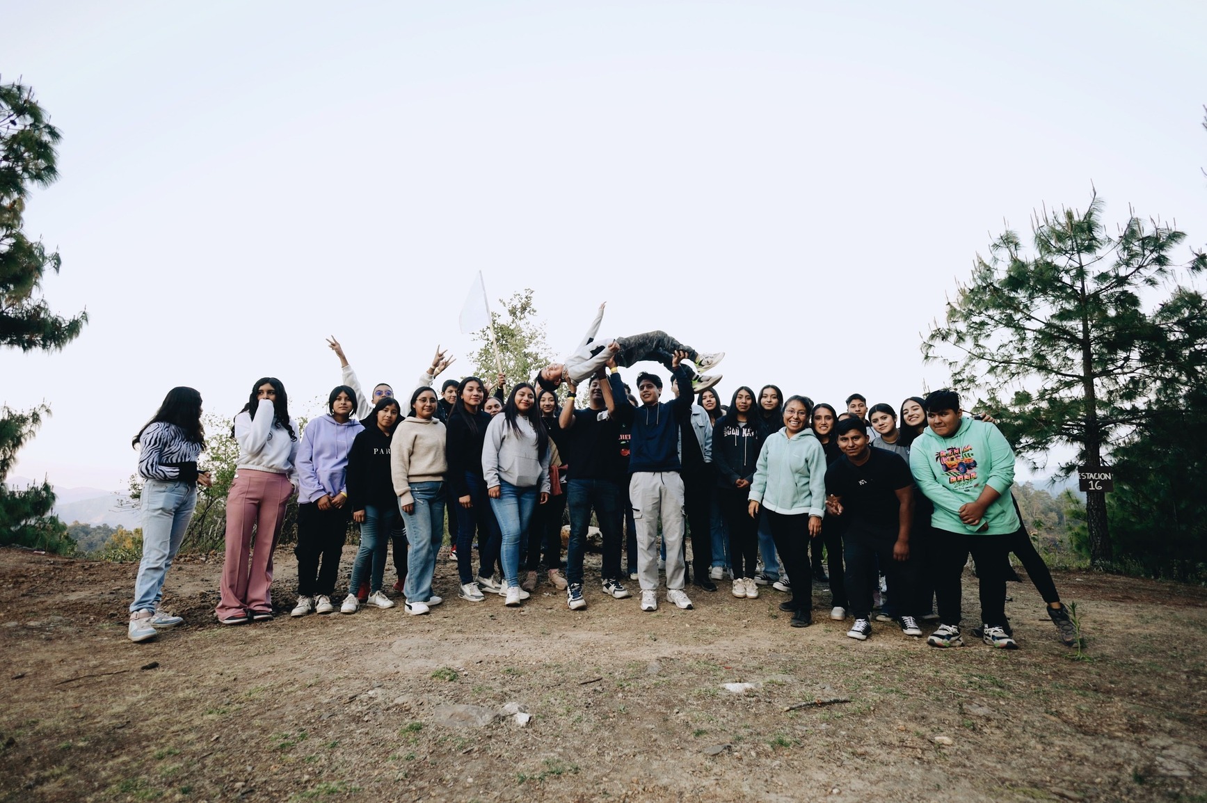 Grupo de jóvenes en la colina