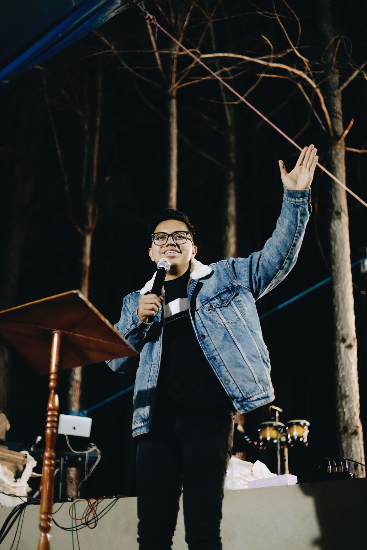 Predicador en el escenario de noche